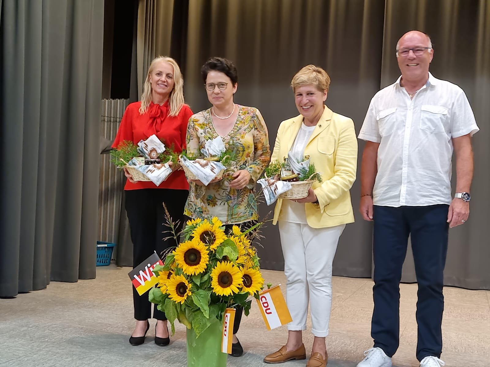 Bürgermeisterin Helga Wössner mit Ministerinnen Marion Gentges, Nicole Razavi und Ortsvorsitzender Kurt Erdmann